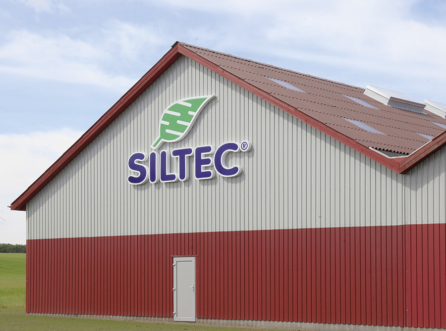 De Siltec fabriek in Silkeborg, Denemarken — gevel met het Siltec logo